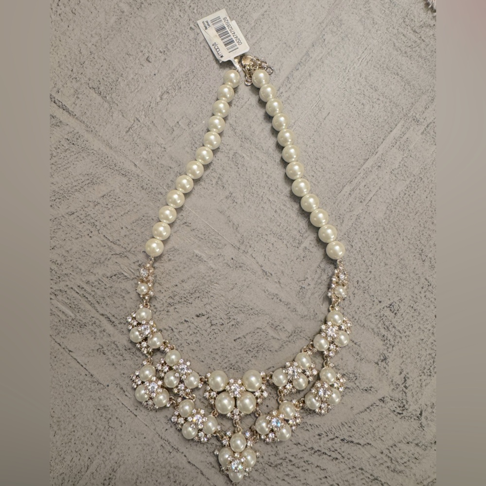 🌸🌸Beautiful NWT Gold Necklace with Pearls and Rhinestone Flowers